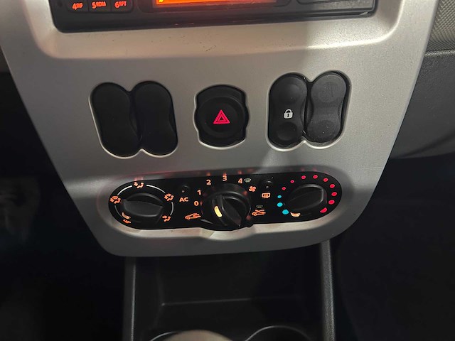 Dacia sandero 1.2 aniversare, 04-xtx-1 - afbeelding 2 van  10