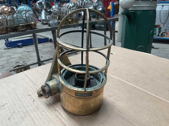 Dae yang vintage marine light - afbeelding 1 van  4