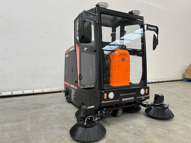 Daewoo - 2025 - das100 - straatveegmachine - afbeelding 10 van  23