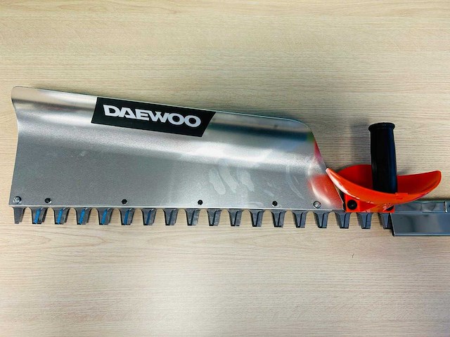 Daewoo - 2026 - daht750 - benzine heggenschaar - afbeelding 2 van  7