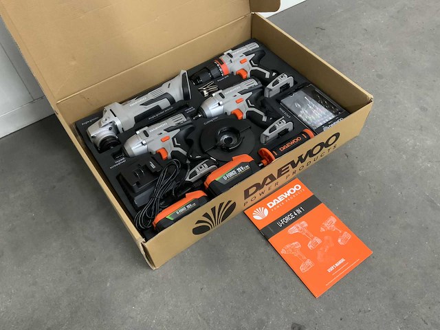 Daewoo accu gereedschapset u-force 4 in 1 gereedschap - 2 accu's - accu lader - afbeelding 1 van  8