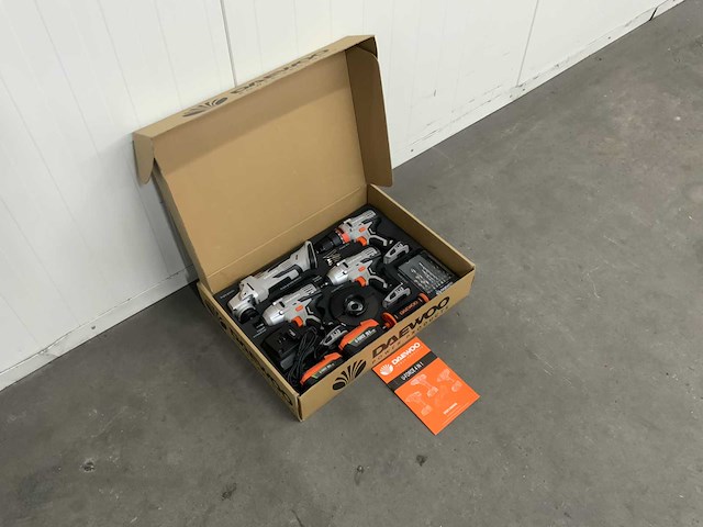 Daewoo accu gereedschapset u-force 4 in 1 gereedschap - 2 accu's - accu lader - afbeelding 8 van  8