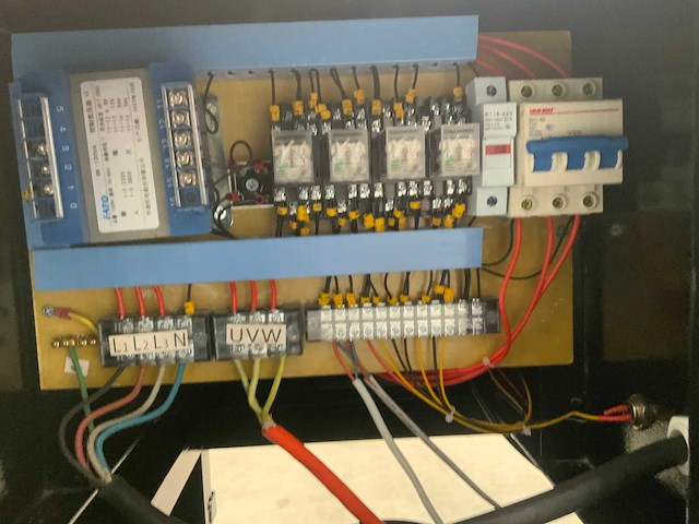 Daewoo da5100-hc hydraulische slangenpers - afbeelding 1 van  6