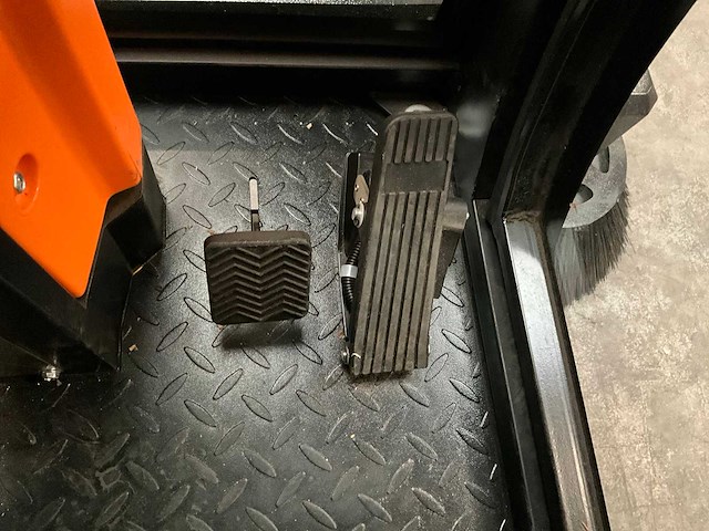 Daewoo das100 veegmachine met cabine - afbeelding 6 van  17