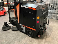 Daewoo das100 veegmachine met cabine - afbeelding 13 van  17