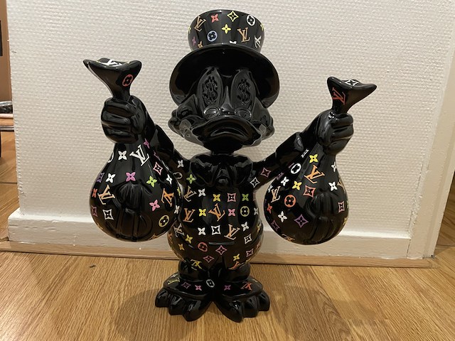 Dagobert duck beeld, lior24, 2025 - afbeelding 4 van  6