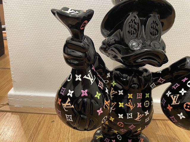 Dagobert duck beeld, lior24, 2025 - afbeelding 5 van  6