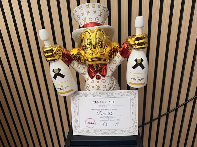Dagobert duck beeld, lior24, goud/wit/rood - afbeelding 4 van  6