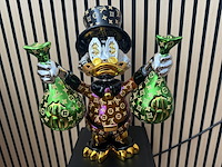 Dagobert duck beeld, lior24, paars/groen/zwart/goud - afbeelding 1 van  6