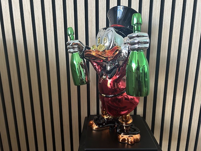 Dagobert duck beeld, lior24, rood met groene, zilver- en goudkleurige accenten - afbeelding 1 van  3