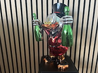 Dagobert duck beeld, lior24, rood met groene, zilver- en goudkleurige accenten - afbeelding 1 van  3