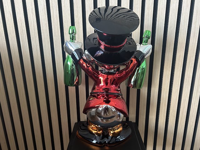 Dagobert duck beeld, lior24, rood met groene, zilver- en goudkleurige accenten - afbeelding 2 van  3