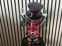 Dagobert duck beeld, lior24, rood met groene, zilver- en goudkleurige accenten - afbeelding 2 van  3