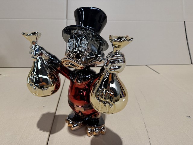 Dagobert duck beeld, lior24, rood, zwart en zilver/chroom - afbeelding 2 van  4