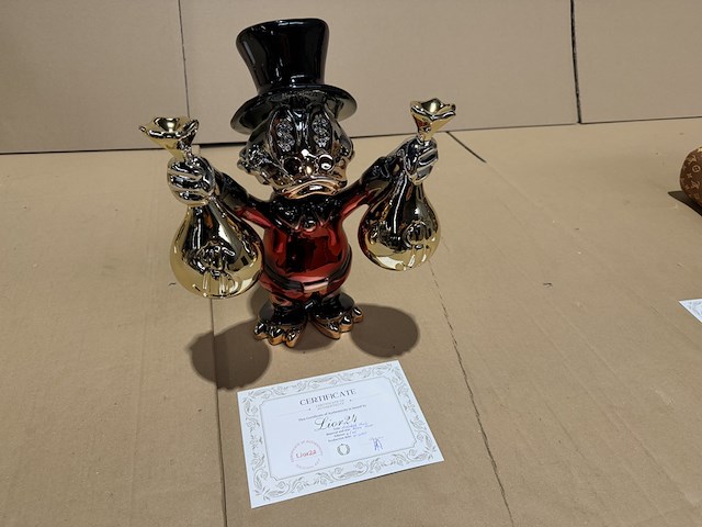 Dagobert duck beeld, lior24, rood, zwart en zilver/chroom - afbeelding 4 van  4