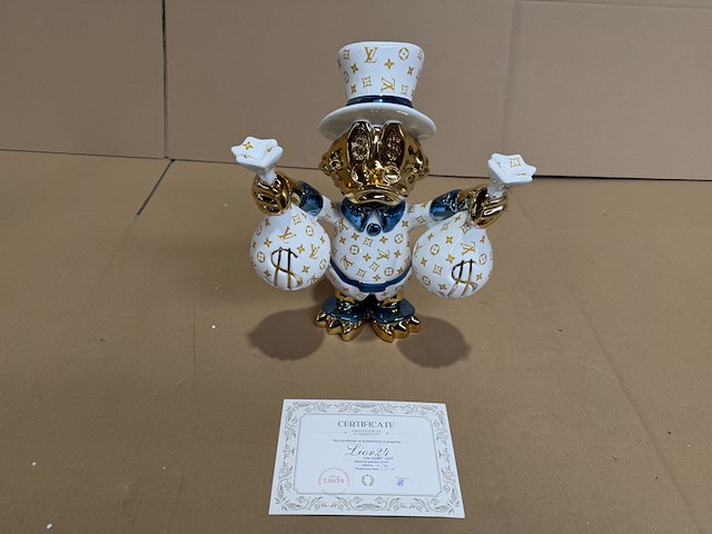 Dagobert duck beeld, lior24, wit, goud en metallic blauw - afbeelding 4 van  4