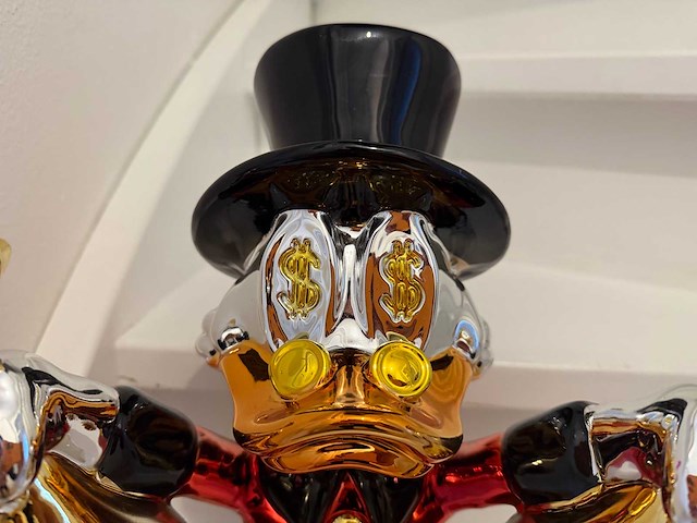 Dagobert duck sculptuur - afbeelding 2 van  5