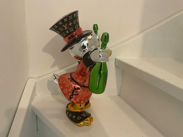 Dagobert duck sculptuur - afbeelding 6 van  10