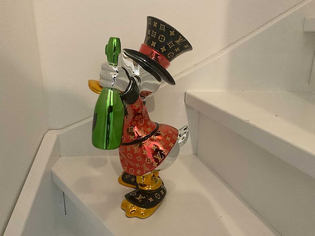 Dagobert duck sculptuur - afbeelding 9 van  10