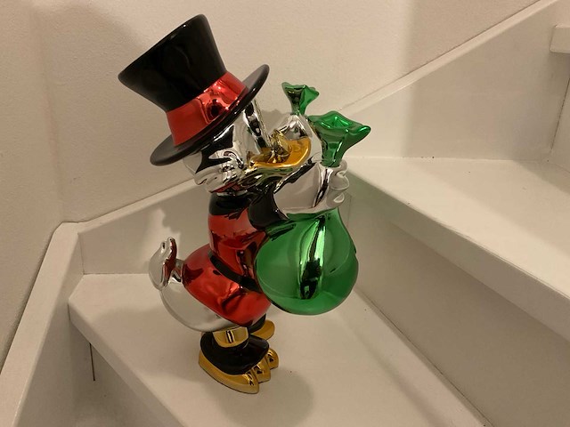 Dagobert duck sculptuur - afbeelding 2 van  6