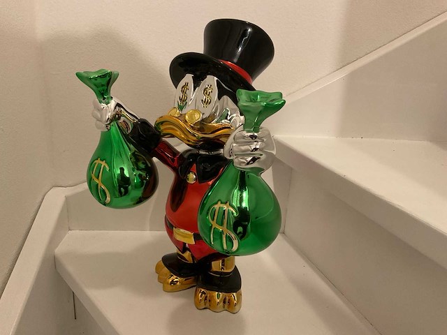 Dagobert duck sculptuur - afbeelding 6 van  6