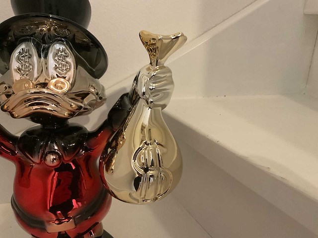 Dagobert duck sculptuur - afbeelding 3 van  7