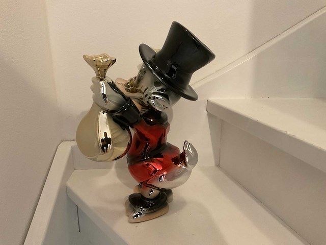 Dagobert duck sculptuur - afbeelding 5 van  7