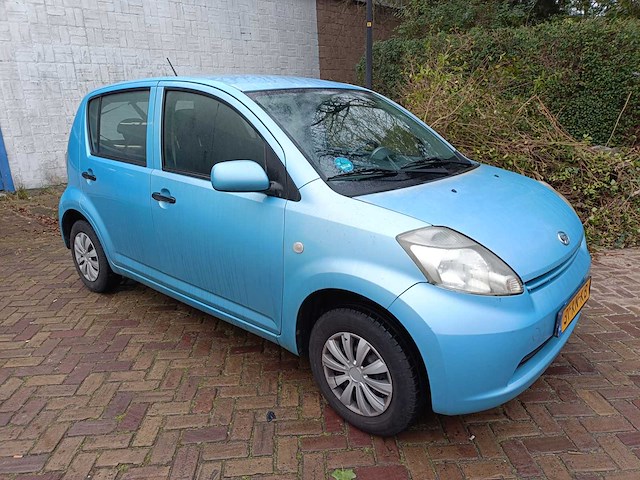 Daihatsu sirion 2 1.0 12v premium, 31-xn-kb - afbeelding 2 van  5