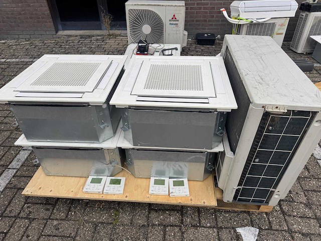 Daikin airco binnen(4x)+ buiten unit - afbeelding 1 van  9