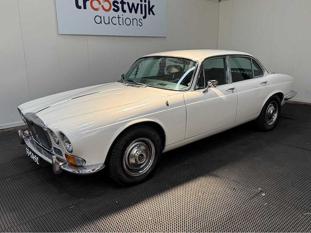 Daimler - sovereign - 4.2 - oldtimer - 1973 - afbeelding 2 van  5