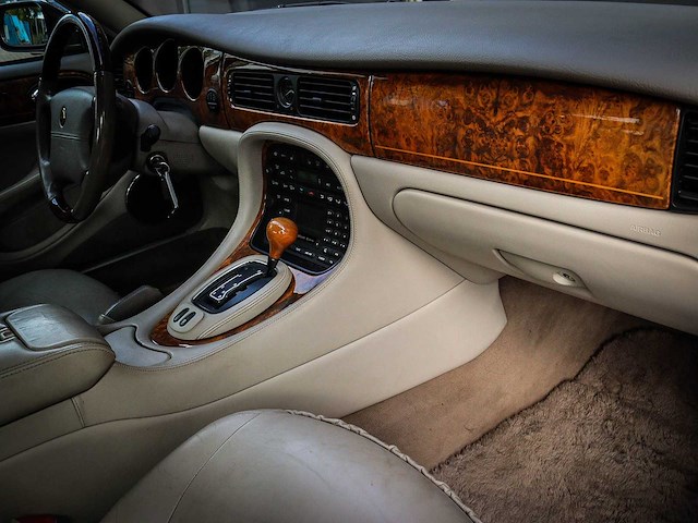 Daimler 4.0 v8 supercharged lwb automaat , 70-pkl-8 - afbeelding 7 van  25