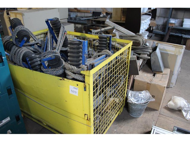 Dakbeveiliging / daksteunen in manden en kist. - afbeelding 1 van  5