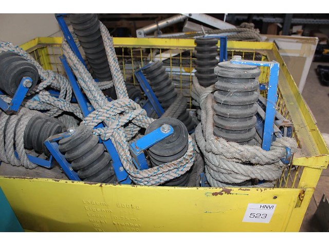 Dakbeveiliging / daksteunen in manden en kist. - afbeelding 2 van  5