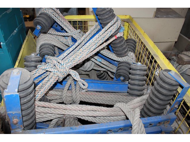 Dakbeveiliging / daksteunen in manden en kist. - afbeelding 3 van  5