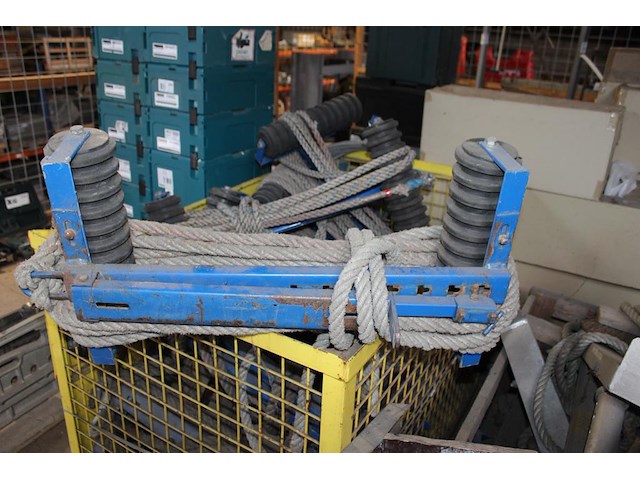 Dakbeveiliging / daksteunen in manden en kist. - afbeelding 4 van  5