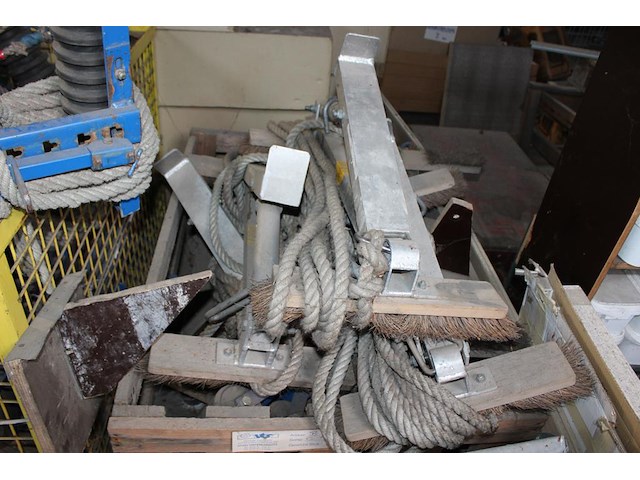 Dakbeveiliging / daksteunen in manden en kist. - afbeelding 5 van  5