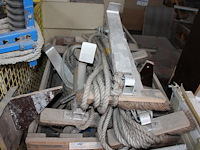 Dakbeveiliging / daksteunen in manden en kist. - afbeelding 5 van  5