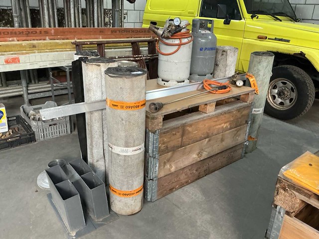 Dakmateriaal en loodgietersmateriaal - afbeelding 1 van  7