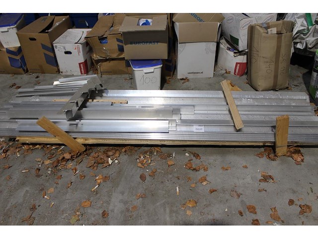 Daktrimmen en daktrimhoeken op pallet. - afbeelding 1 van  2