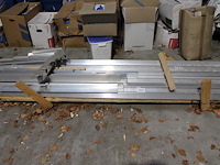 Daktrimmen en daktrimhoeken op pallet. - afbeelding 1 van  2