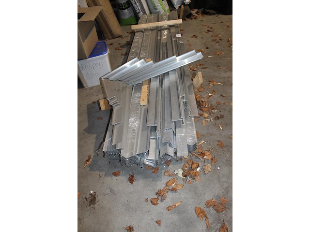 Daktrimmen en daktrimhoeken op pallet. - afbeelding 2 van  2