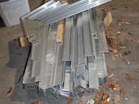 Daktrimmen en daktrimhoeken op pallet. - afbeelding 2 van  2