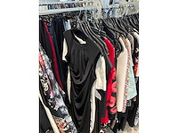 Dames blouses, rokken, jurken en broeken (240 stuks) - afbeelding 1 van  95