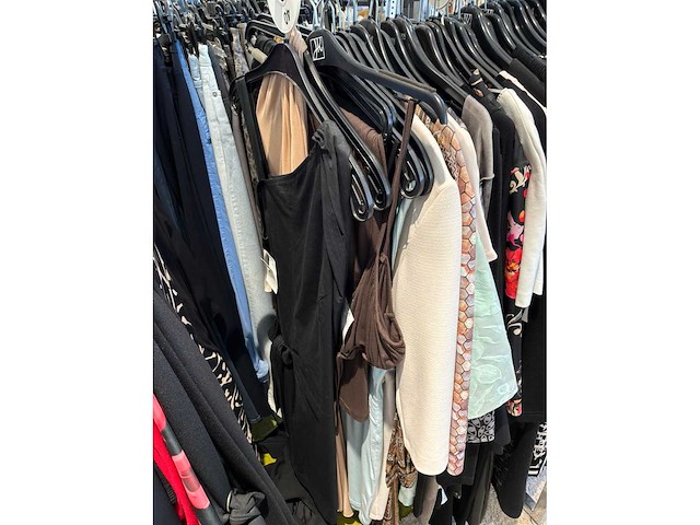 Dames blouses, rokken, jurken en broeken (240 stuks) - afbeelding 3 van  95