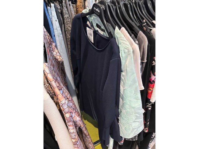 Dames blouses, rokken, jurken en broeken (240 stuks) - afbeelding 7 van  95