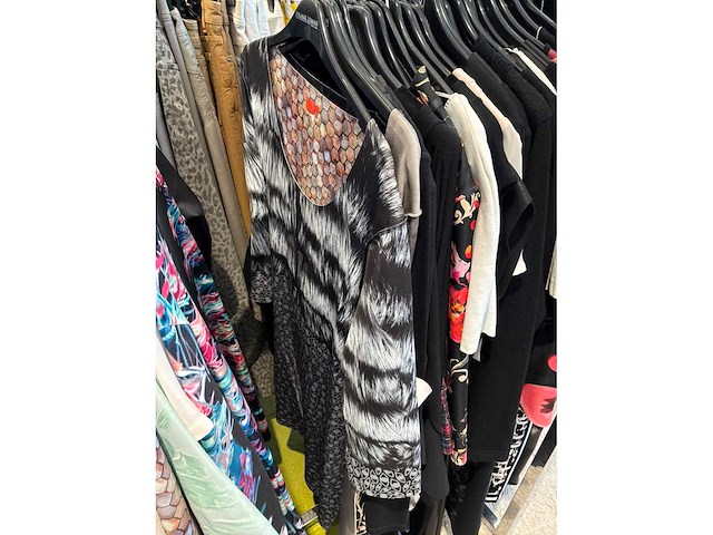 Dames blouses, rokken, jurken en broeken (240 stuks) - afbeelding 8 van  95