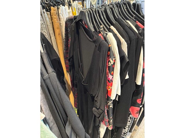 Dames blouses, rokken, jurken en broeken (240 stuks) - afbeelding 10 van  95