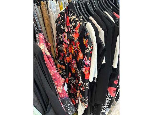 Dames blouses, rokken, jurken en broeken (240 stuks) - afbeelding 11 van  95
