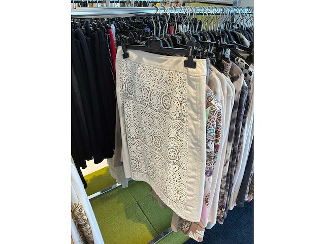 Dames blouses, rokken, jurken en broeken (240 stuks) - afbeelding 14 van  95