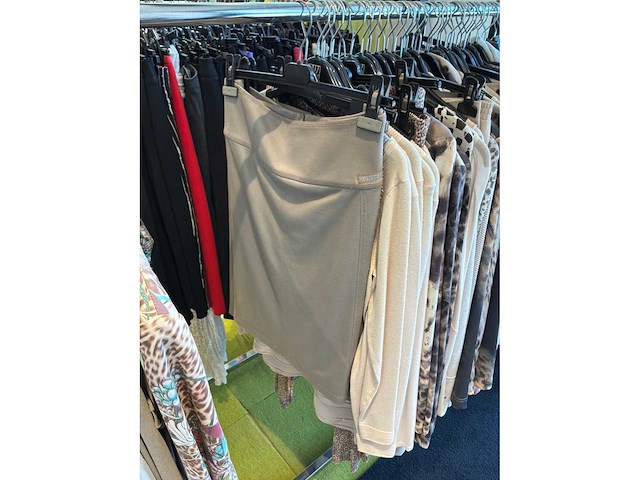 Dames blouses, rokken, jurken en broeken (240 stuks) - afbeelding 15 van  95